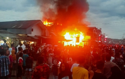 Ruko Mainan Anak di Padang Bolak Hangus Terbakar