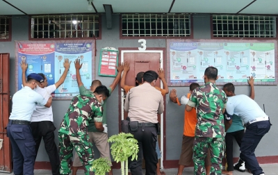 Cegah Peredaran Narkotika, Petugas Razia Kamar Hunian Tahanan