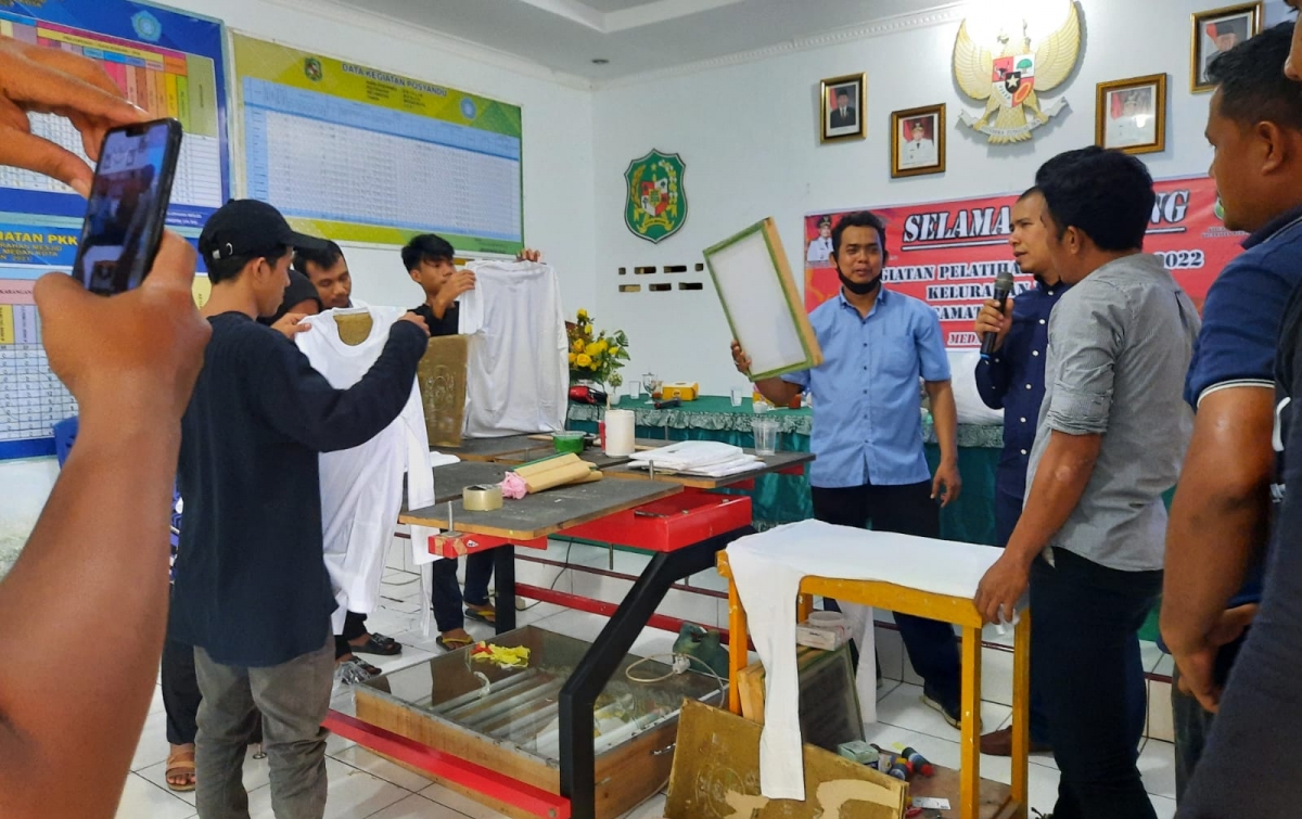 Kembangkan Potensi Kreatif Pemuda, MR KAOS Berbagi Ilmu Sablon