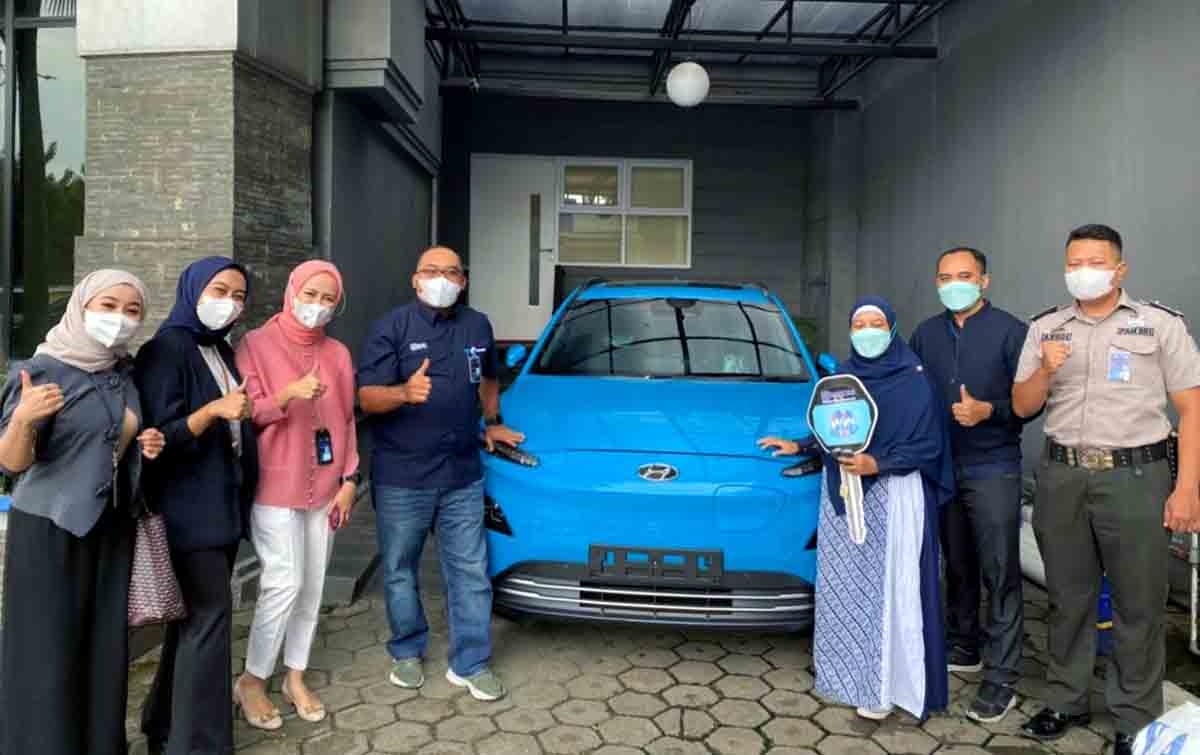 Rajin Pakai BRImo, Nasabah BRI Ini Dapat Hadiah Mobil Listrik Premium