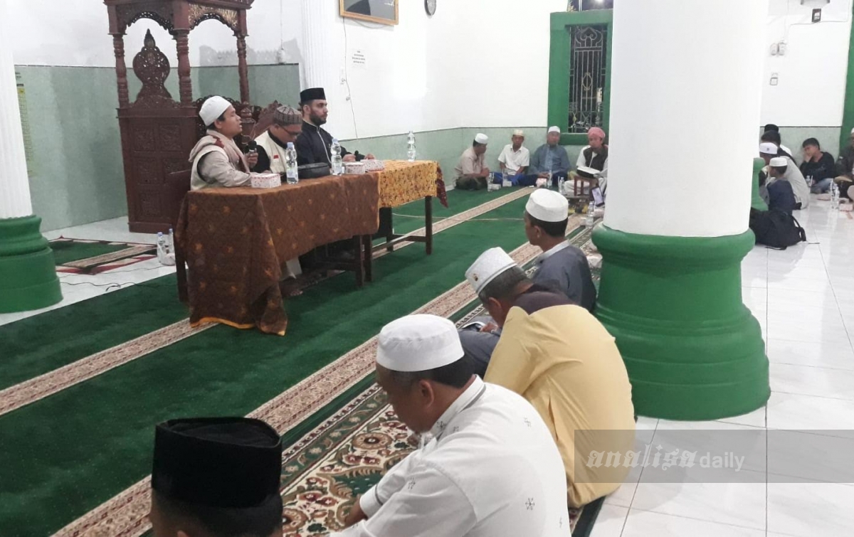 Syekh dari Palestina jadi Imam Salat Subuh di Masjid Nurul Ikhlas Sibuhuan