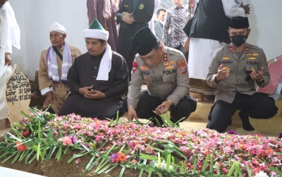 Panca Hadiri Pemakaman Almarhumah Syarifah Zahara Siregar