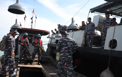 KRI BELADAU 643 Tangkap Kapal Penyelundup PMI Ilegal