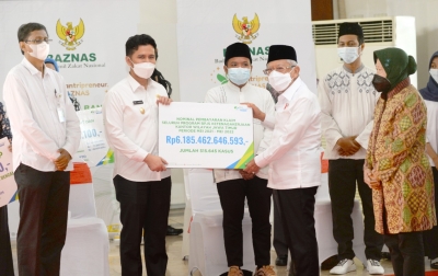 Wapres Serahkan Manfaat Program dan Beasiswa BPJS Ketenagakerjaan senilai Rp 2,2 Miliar