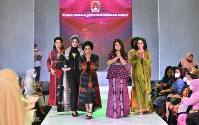 Tiff Bless Suguhkan Tenun Khas Batak di Fashion Week 2022