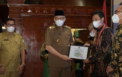 Gubernur Aceh Beri Penghargaan untuk 26 Perusahaan Peduli Lingkungan