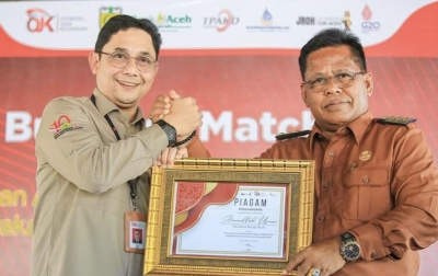Berantas Rentenir, Wali Kota Banda Aceh Terima Penghargaan dari OJK