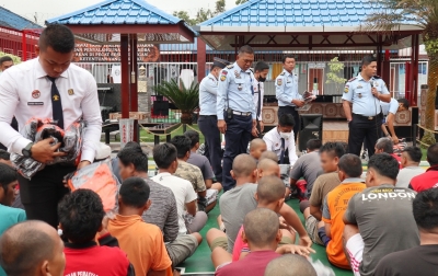 Rutan Tarutung Serahkan Seragam Pengenal Bagi Narapidana