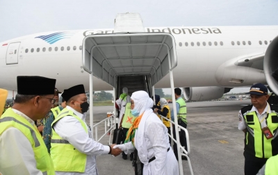 Dolly Pasaribu Lepas 83 Calhaj Tapsel dari Bandara Kualanamu Menuju Tanah Suci