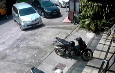 Seorang Juru Parkir Tertabrak Trans Metro Deli