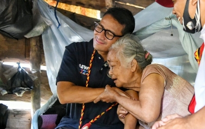Sandiaga Uno Perbaiki Rumah Wanita Tua Sebatang Kara di Nias Selatan
