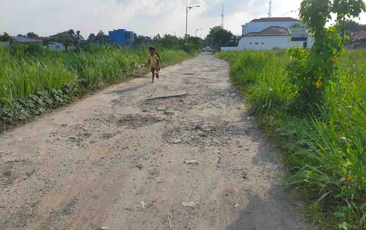 Ratusan Meter Jalan Coklat H Rusak Parah