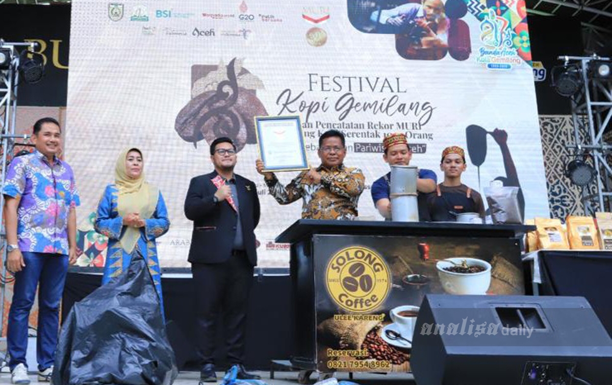 Banda Aceh Catat Rekor MURI 1001 Saring Kopi Serentak