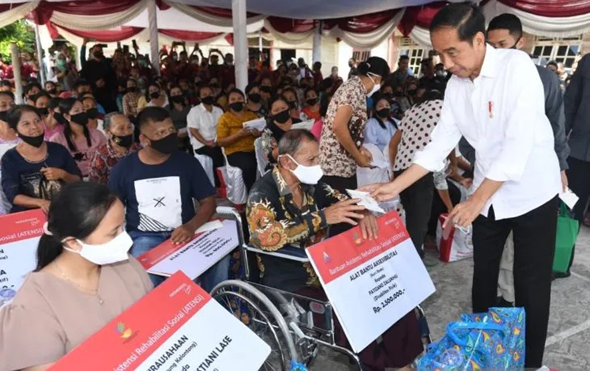 Jokowi Serahkan Bantuan ke Pedagang di Pasar Alasa Nias