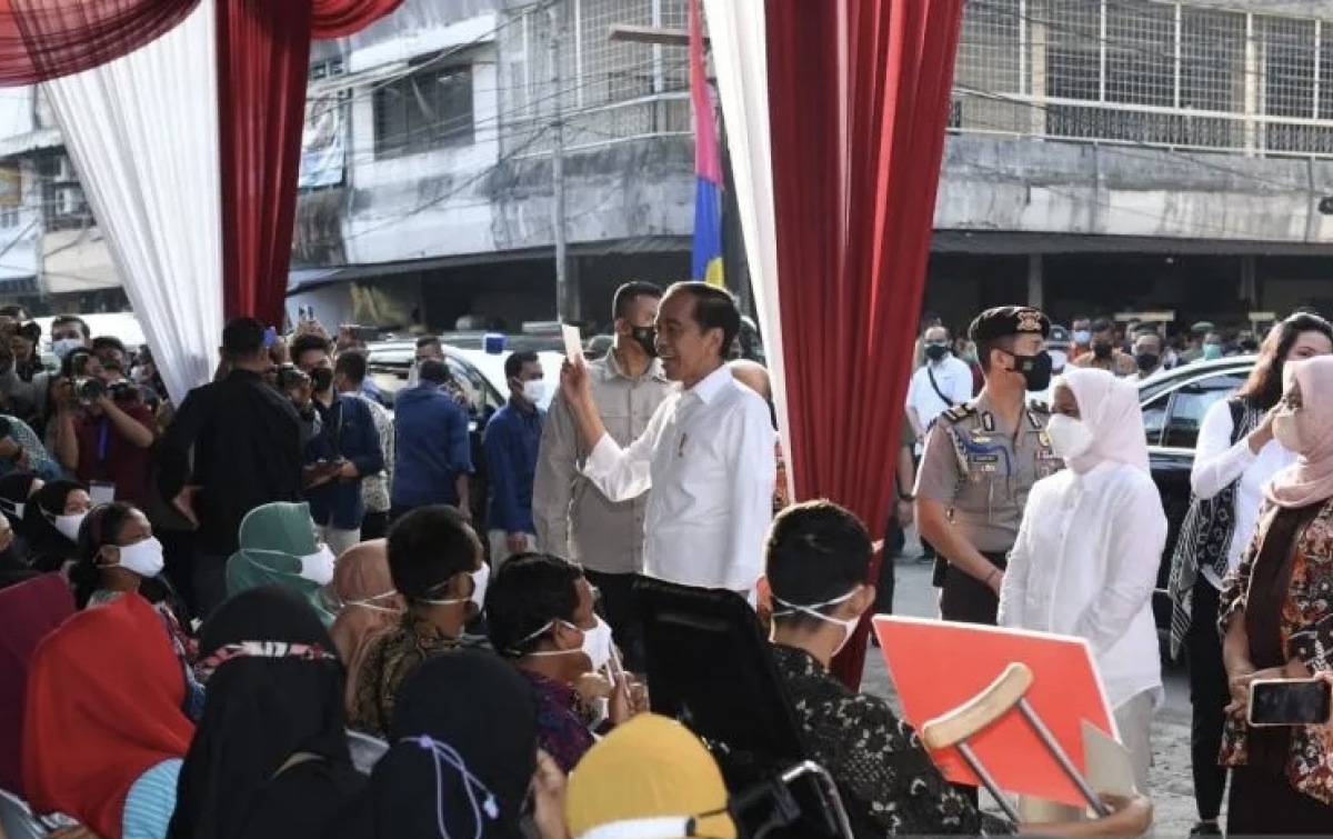 Jokowi Bagikan Bansos dan Beli Buah di Pasar Petisah