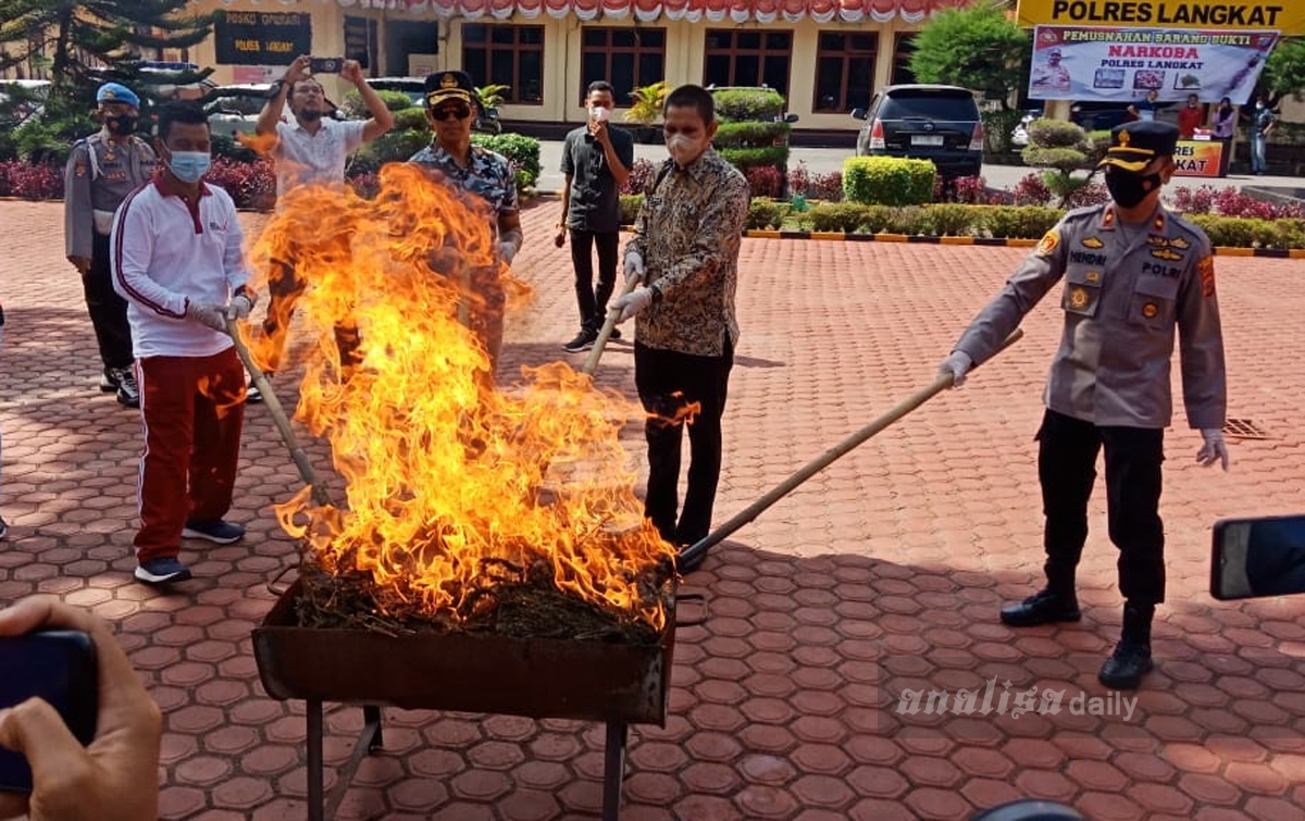 Polres Langkat Musnahkan Sabu dan Ganja