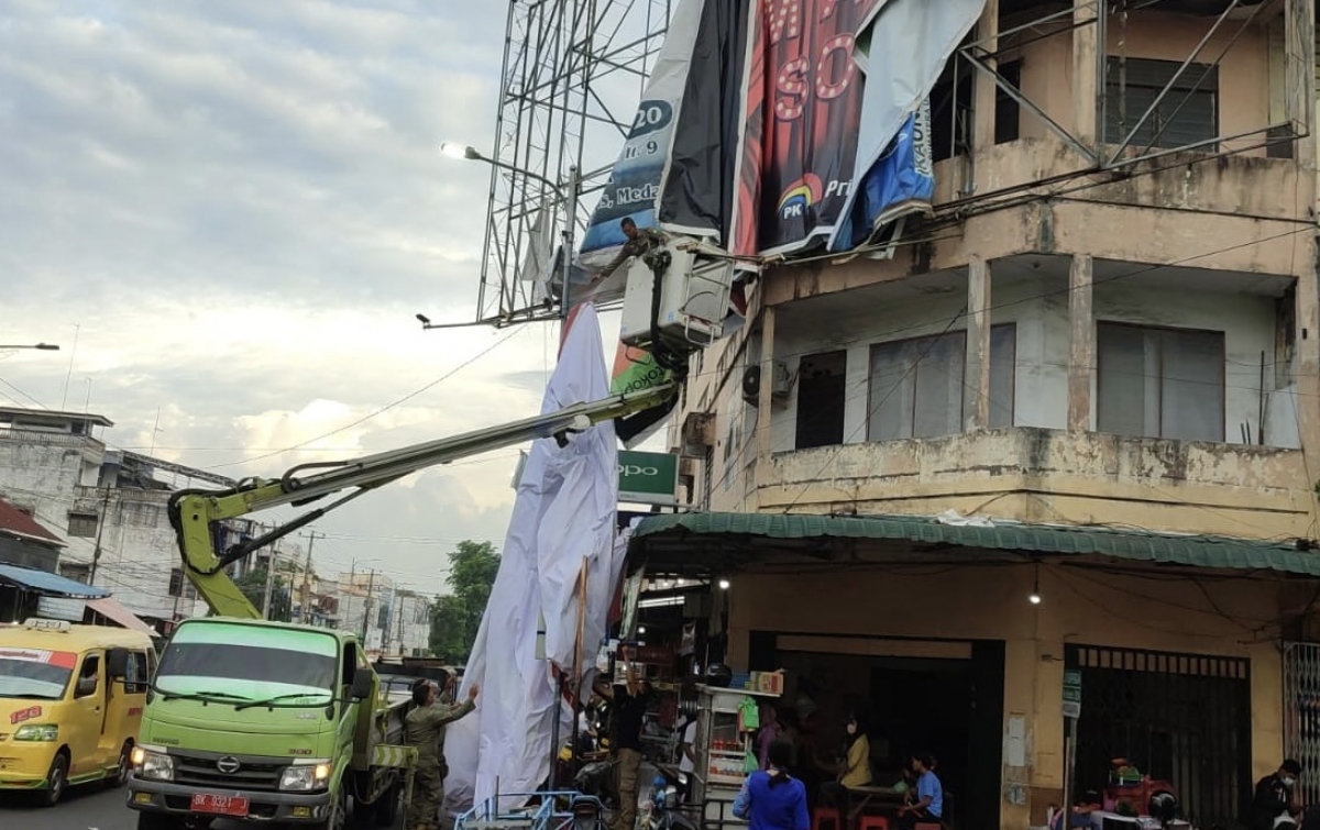 Reklame Bermasalah di Wilayah Medan Baru Ditertibkan