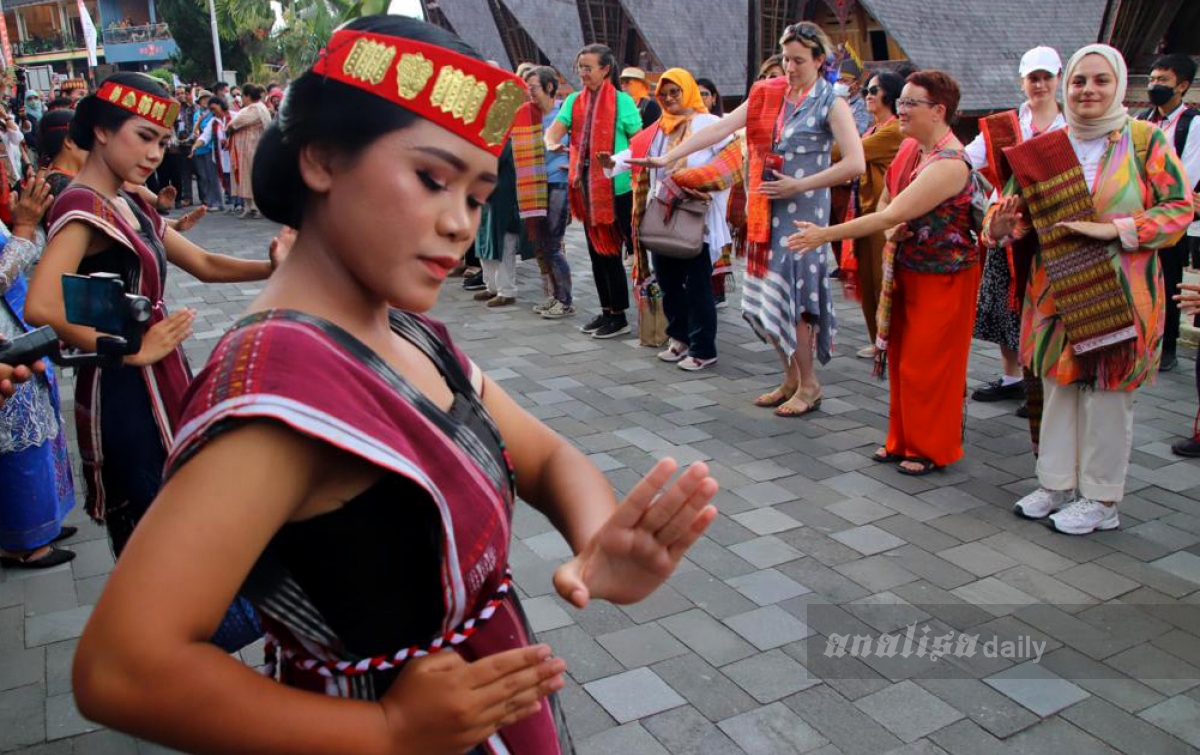 Kunjungi Huta Siallagan di Samosir, Para Delegasi W20 Summit Diajak Manortor
