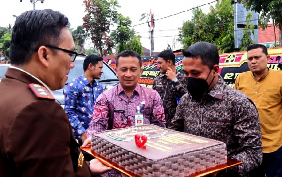 Andar Bersama Sekda Paluta Beri Kejutan Kue Ulang Tahun HBA