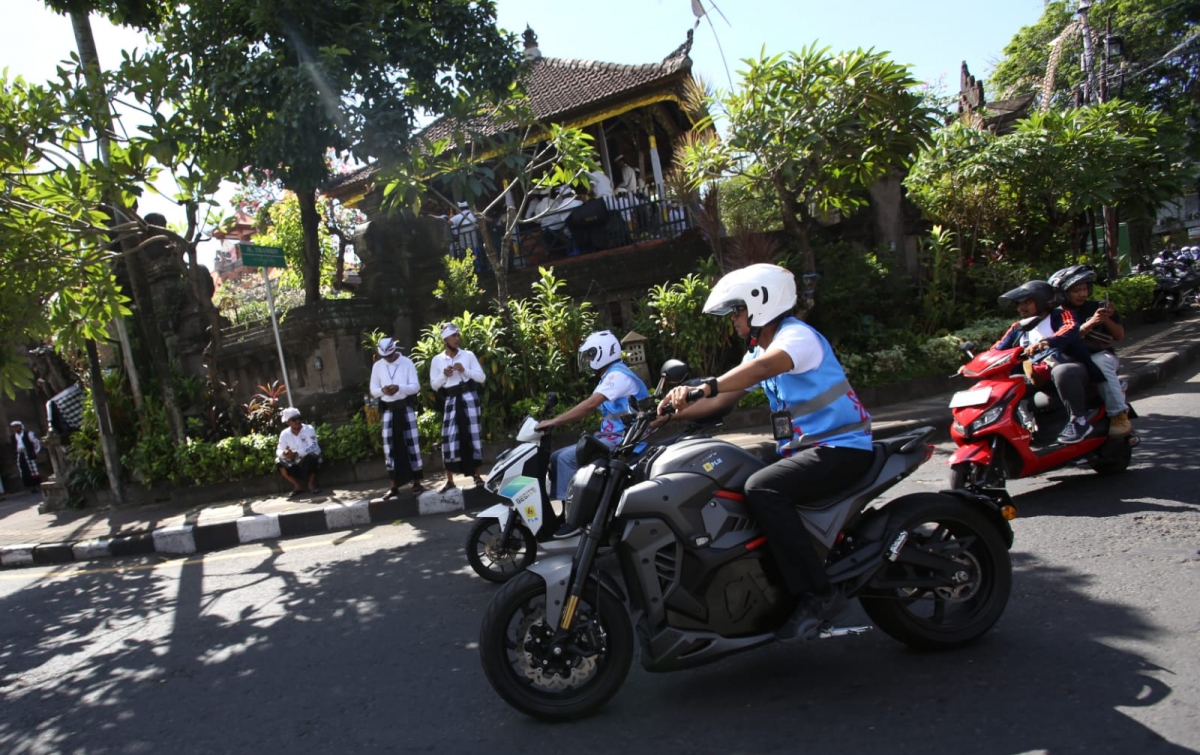 Ajak Masyarakat Pakai Kendaraan Listrik, PLN Gelar Parade di Bali