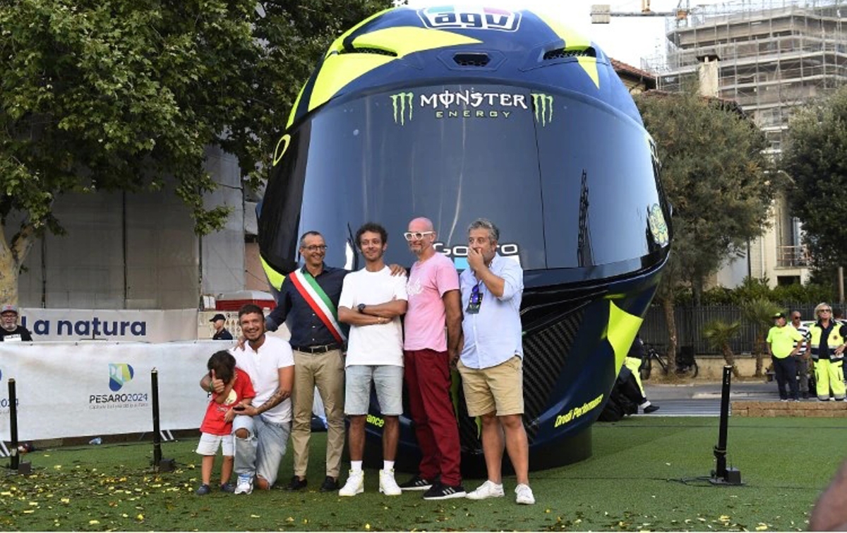 Helm Rossi Setinggi Empat Meter Diluncurkan