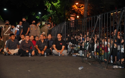 Bobby Nasution Lesehan Nonton Konser Bersama Ribuan Warga Medan