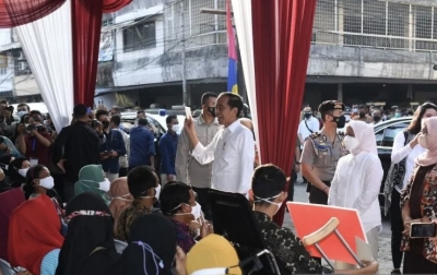 Jokowi Bagikan Bansos dan Beli Buah di Pasar Petisah