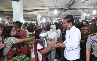 Saat Jokowi dan Iriana Bagikan Bansos dan Belanja Buah di Pasar Petisah Medan