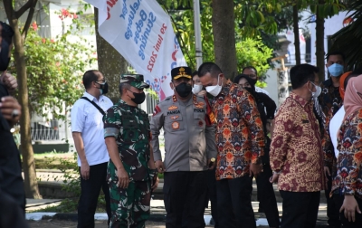 Kapolda Sumut Dampingi Presiden Jokowi Bagikan Bansos dan Belanja Buah