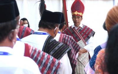 FOTO: Jokowi Pakai Baju Adat Toba Hadiri Puncak Harganas di Medan