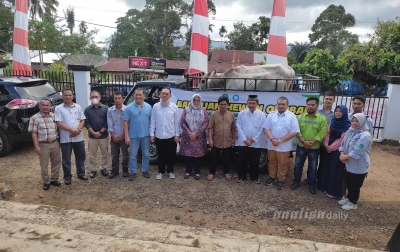 Dolly Pasaribu Serahkan Bantuan Sapi Kurban PLTA Batangtoru ke Masyarakat