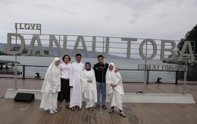 Musa Rajekshah Salat Iduladha di Tepi Danau Toba