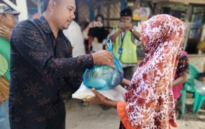 BUMDes Jaya Bersama Bagikan Paket Sembako Kepada Warga Kurang Mampu