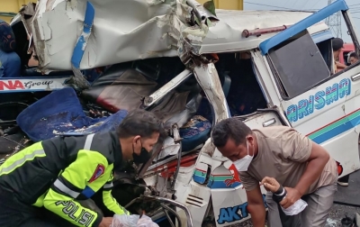 Minibus Penumpang Tabrak Truk Berhenti, 2 Orang Tewas