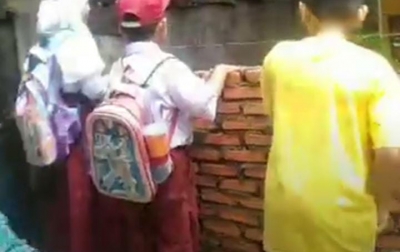 Miris,  Murid SD di Padangsidimpuan Naiki Pagar Tembok untuk Sekolah