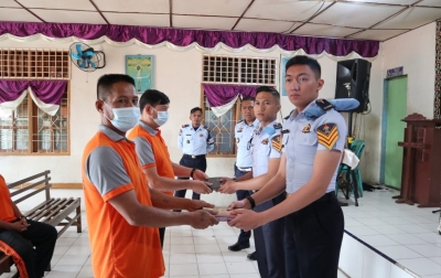 Taruna Poltekip Serahkan Kitab Suci Kepada Napi Rutan Tarutung