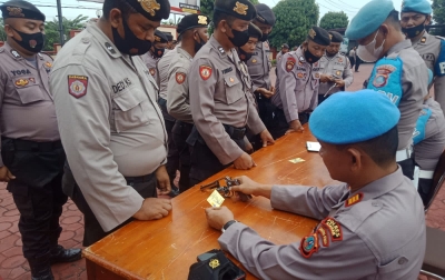 Propam Polres Asahan Cek Senpi Personel