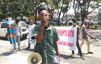 LIRA Kota Medan ‘Hadiahi’ Kejatisu dengan Manekin Berdaster