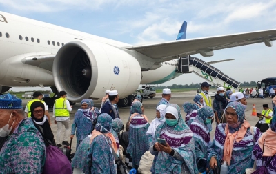 Pesawat Haji Kloter 1 Embarkasi Medan Mendarat di Bandara Kualanamu