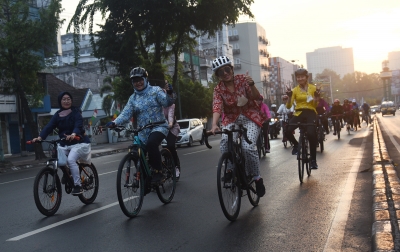 Pakai Kebaya, Puluhan Perempuan Gowes Keliling Kota Medan