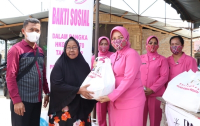 Ketua Bhayangkari Sergai Berikan Sembako untuk Korban Puting Beliung