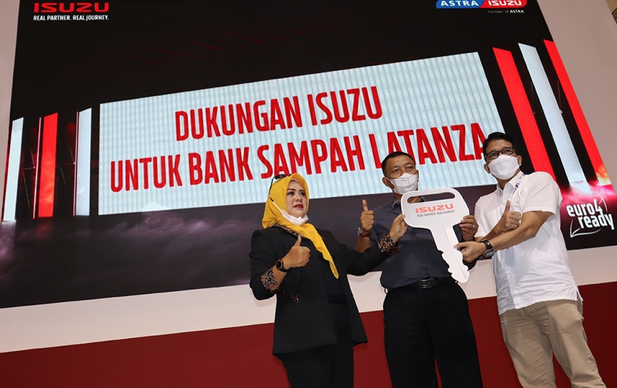 Isuzu Serahkan 1 Unit Mobil Operasional Kepada Bank Sampah Latanza di GIIAS 2022