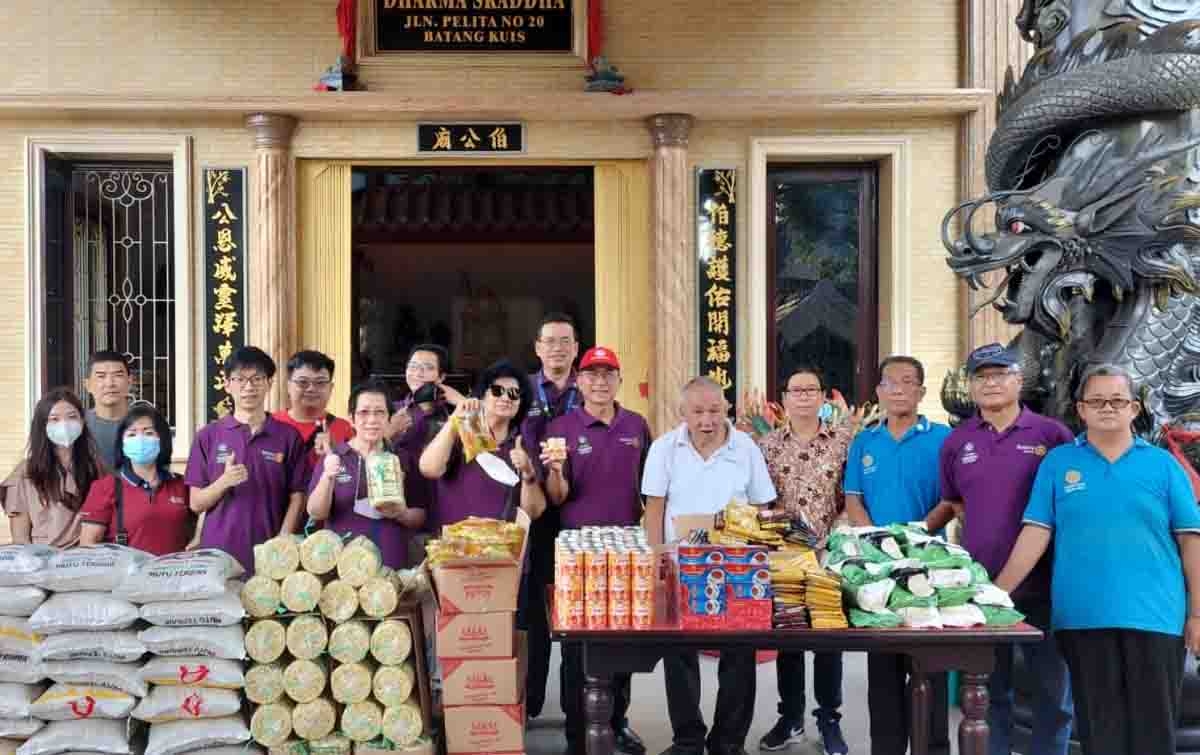 Beri Kebahagiaan Masyarakat di HUT RI, Yayasan RC Medan Deli Gelar Baksos