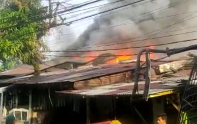 Kebakaran Menghanguskan 6 Rumah di Kawasan Padat Penduduk Japaris Medan
