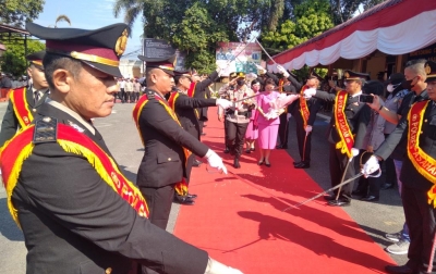 AKBP Roman Smaradhana Elhaj Disambut dengan Tradisi Pedang Pora di Polres Asahan