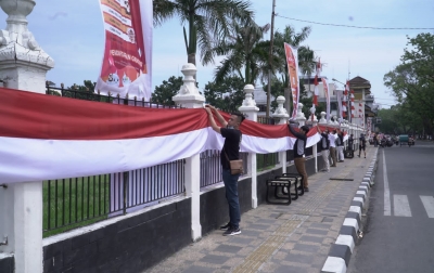 KCI dan Ketua Limpol Bentangkan Merah Putih Sepanjang 77 Meter di Istana Maimun