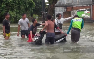 2 Sepeda Motor Siswa SMK di Jalan Dr Mansyur Hanyut Terseret Arus Banjir