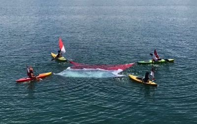 Rasa Nasionalisme, Bendera Merah Putih Dibentangkan di Danau Toba 