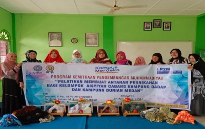 Tim PKPM UMSU Latih Emak-Emak Buat Antaran Pernikahan