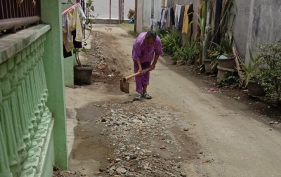 Warga Gang Sehat 2 Medan Sunggal Keluhkan Pengerjaan Proyek Pipa PAM